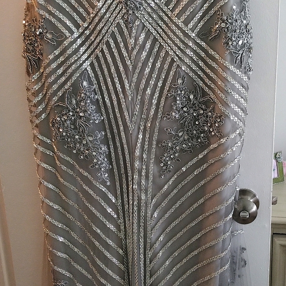 Mother Of The Bride Exquisite silver gown. - Picture 5 of 16